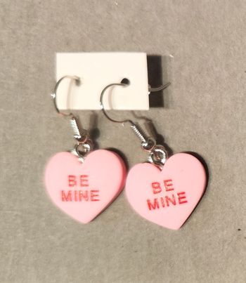 Petits cœurs Be mine roses en résine en boucles d'oreilles