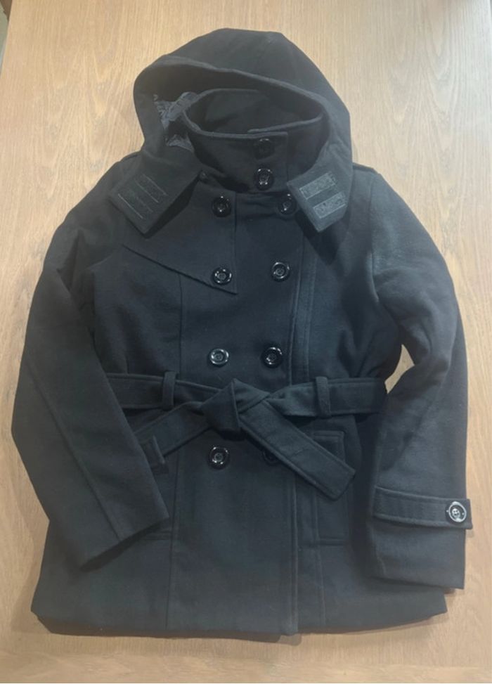 Manteau d’hiver caban noir avec capuche Arabesque.
