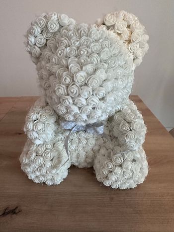 Ours décoratif recouvert de rose 