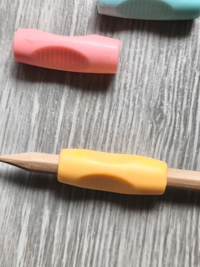 Correcteur de posture d'écriture en silicone souple - photo numéro 2
