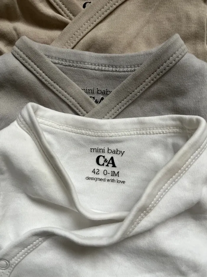 Lot bodys c&a 0/1mois - photo numéro 2