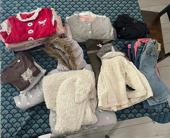 Très beau lot 24 vêtements hiver fille 3 mois