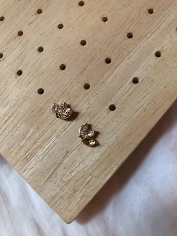 Puces d’oreilles en acier et trois strass