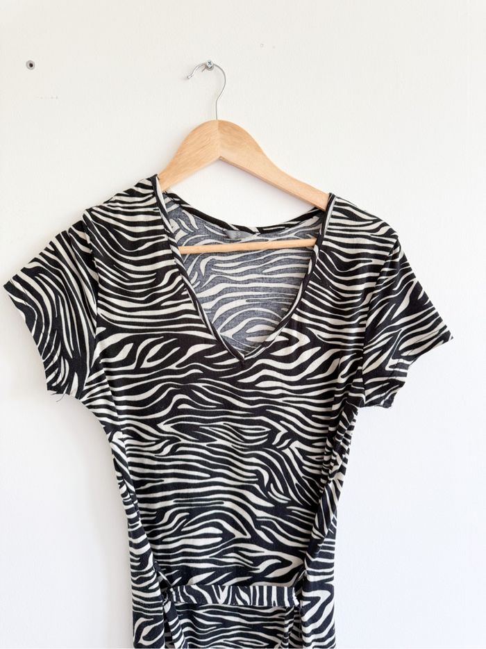 Robe longue manches courtes noir blanc avec fente et ceinture taille 38 M - photo numéro 2