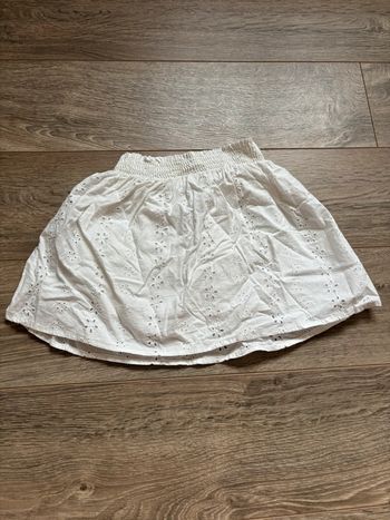 Jupe courte blanche avec détail broderie