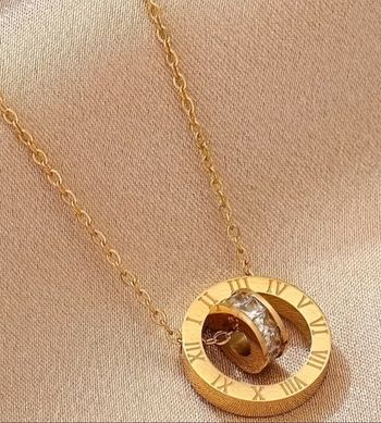 Un collier en acier inoxydable