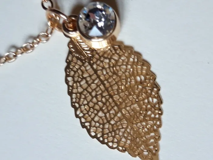 Collier pendentif feuille dorée et strass - photo numéro 4