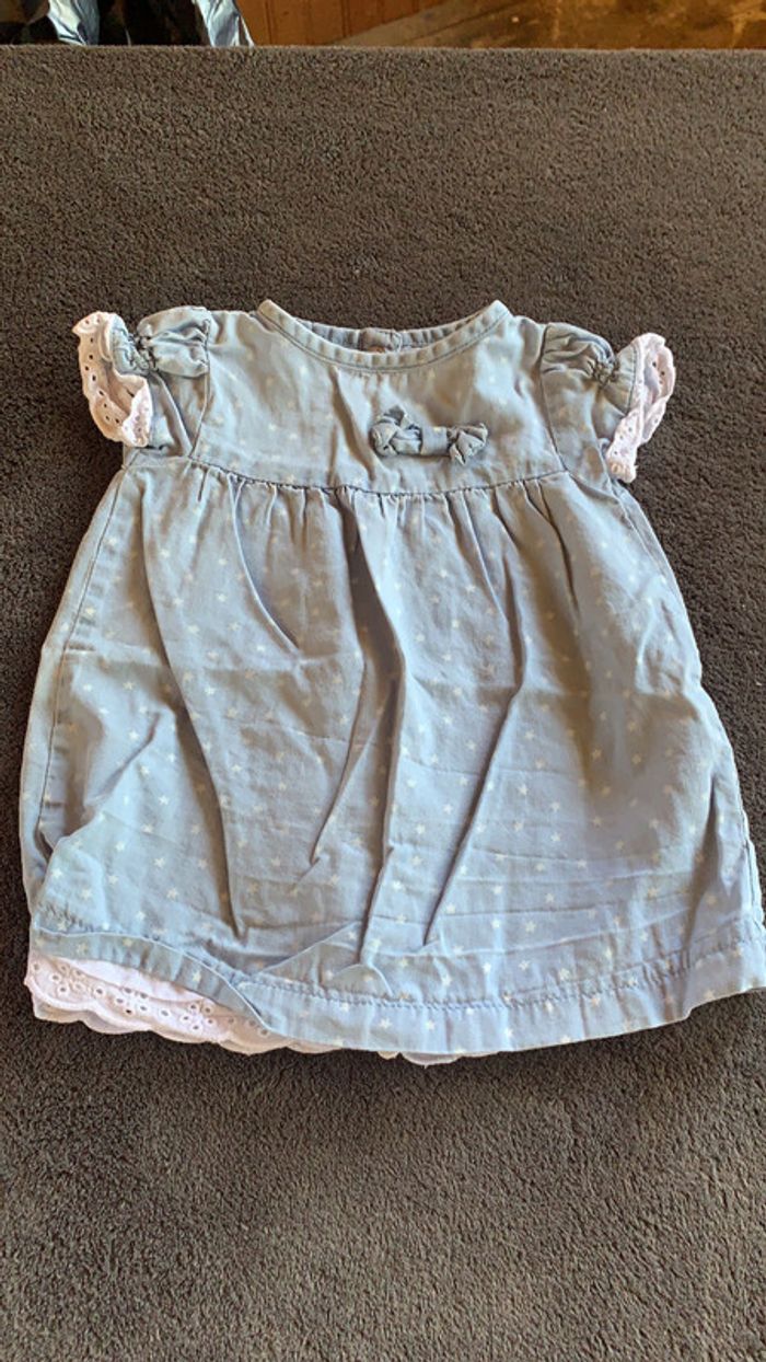 Petite robe bleue avec étoile blanche et dentelle