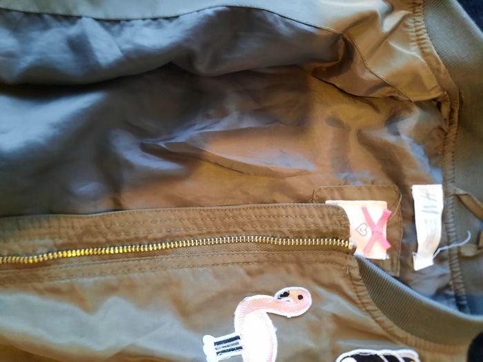 Blouson de chez H&M. Couleur kaki avec des motifs. Pour fille taille 5-6 ans 116cm. - photo numéro 6