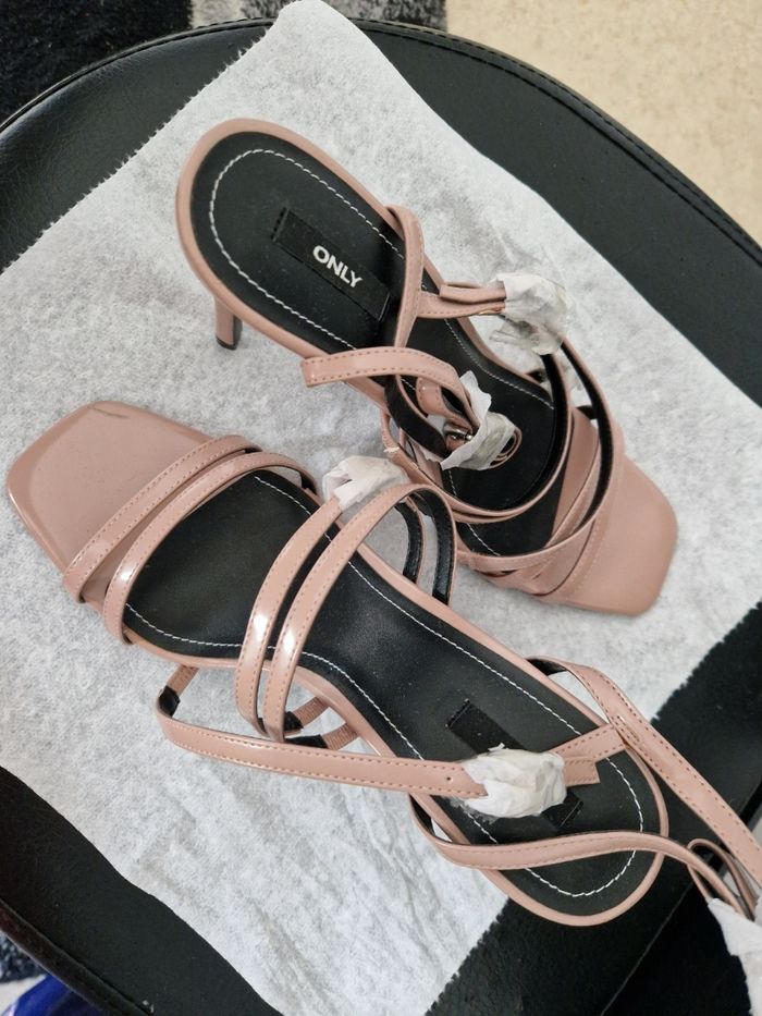Chaussures a talons - photo numéro 2