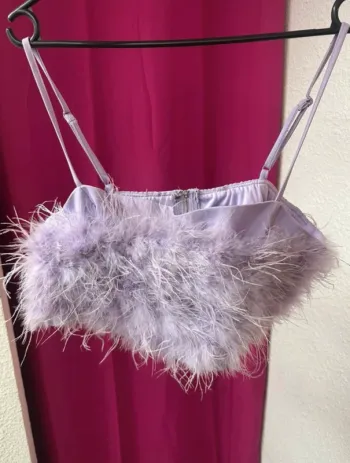 Top court à plumes