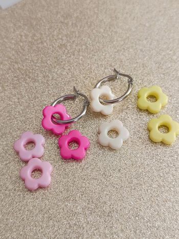 Boucles d'oreilles mini créoles avec pampilles fleurs