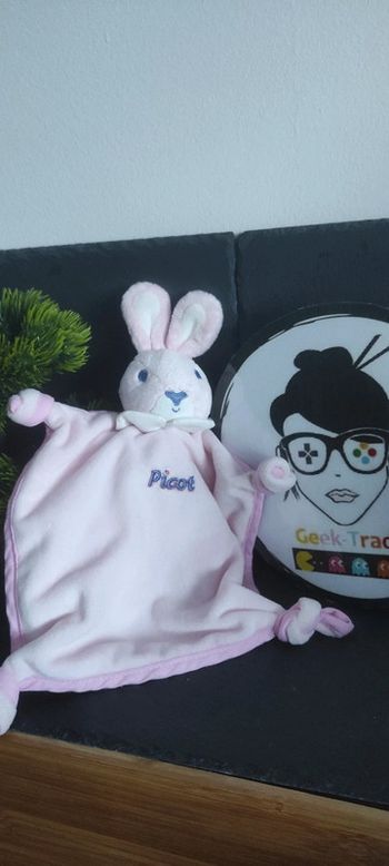 doudou lapin picot rose bleu blanc collerette noeud carré