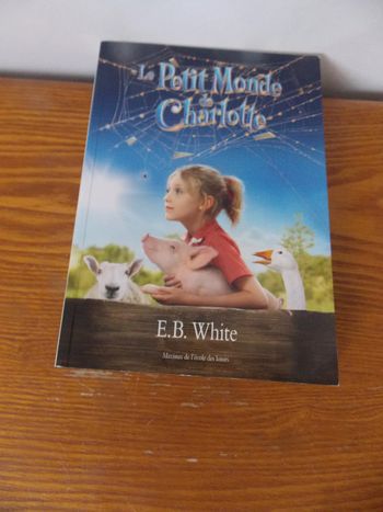 Livree Le petit monde de Charlotte Maximax de l'école des loisirs