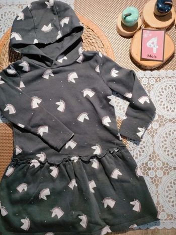 Robe  avec capuche  4 ans  fille