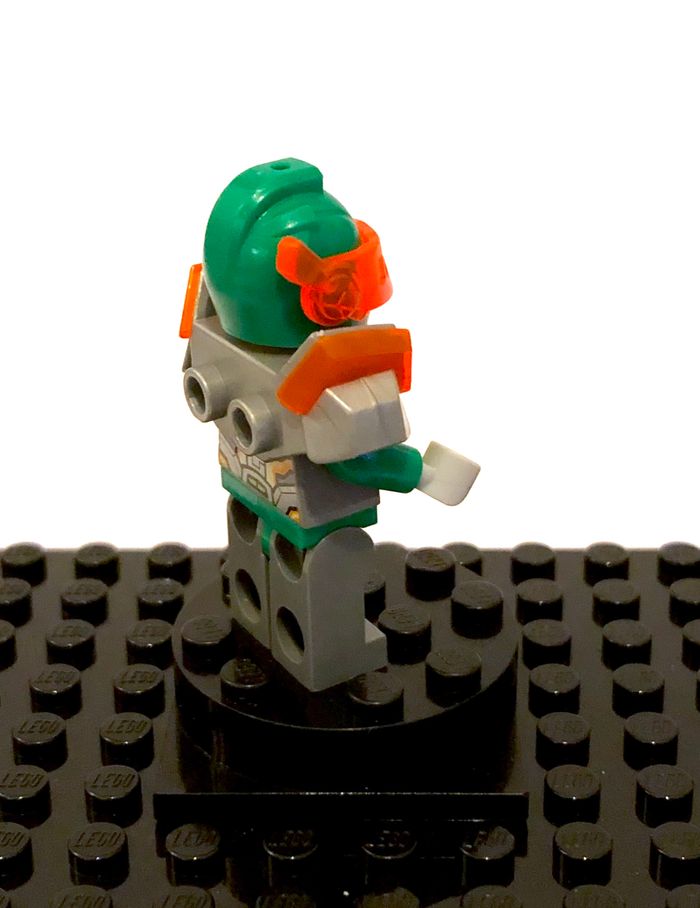 LEGO Nexo Knights - "Aaron Fox, trans-neon orange visor" - photo numéro 6