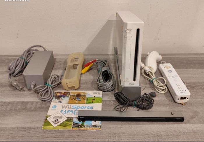 Nintendo Wii complete + Wii Sport avec une Manette et Nunchuck