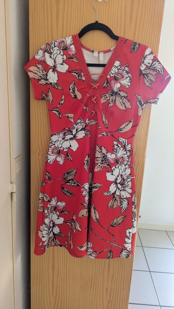 Robe rouge à fleurs