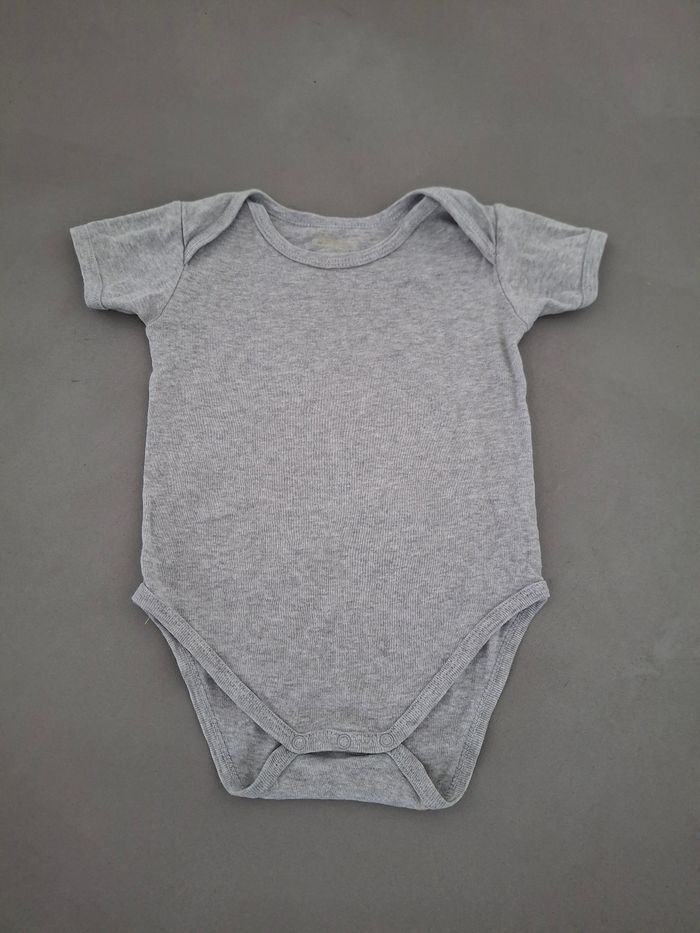 Lot de 5 bodies 18M - photo numéro 3