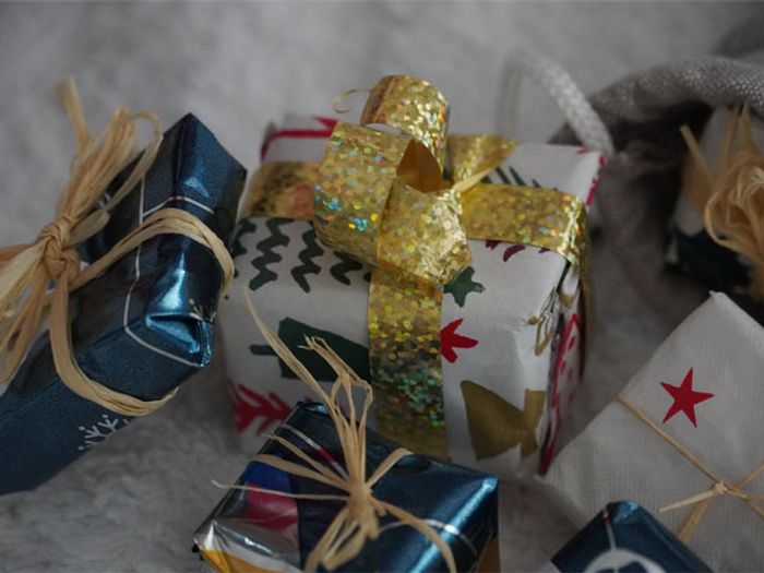 Barbie Noël et son sac de cadeau (avec un vrai cadeau pour Barbie) - photo numéro 6