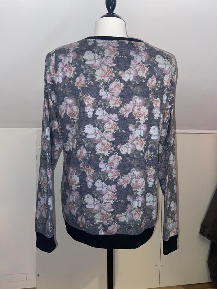 Pull avec roses - photo numéro 2
