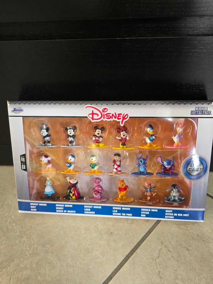 coffret de 18 figurines de 4 cm métal Disney