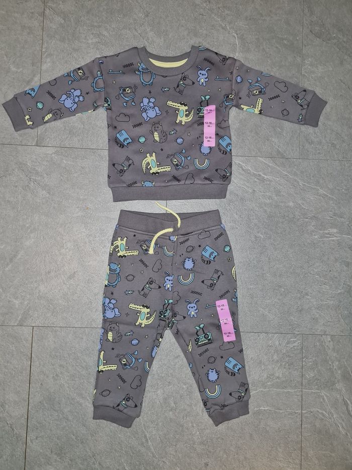 Ensemble primark neuf taille 12/18 mois soit 86cm