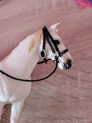 Filet schleich en simili cuir