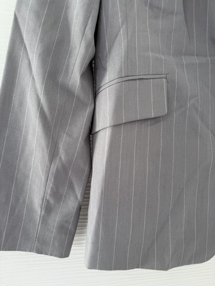 Veste de tailleur grise à rayures blanches classe élégante - photo numéro 3