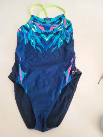 Maillot de bain fille 1 pièce nabaiji sans étiquette t10ans