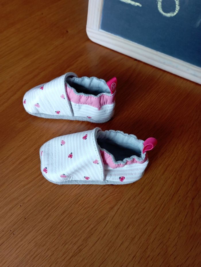Petits chaussons Obaïbi 1-6 mois en cuir en très bon état - photo numéro 2