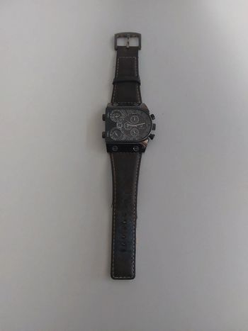 Montre à trois cadrants en état.