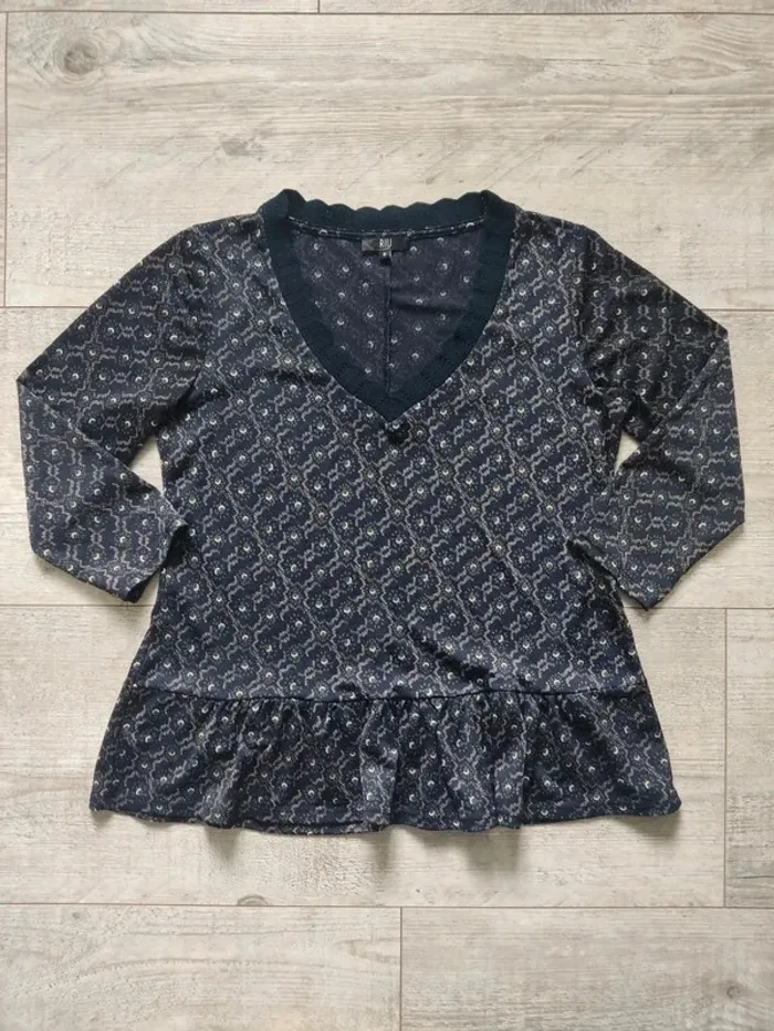 Blouse manches 3/4 à volants motifs graphiques sur fond bleu nuit taille 36 Riu - photo numéro 6