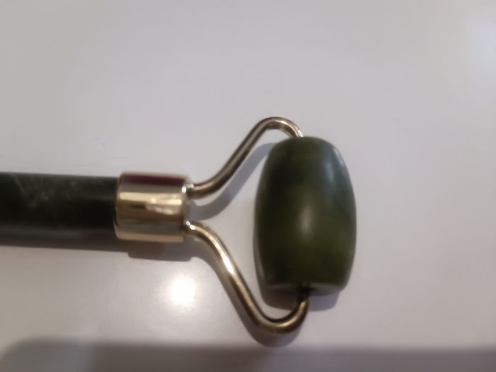 Rouleau de massage pour le visage en jade - photo numéro 3