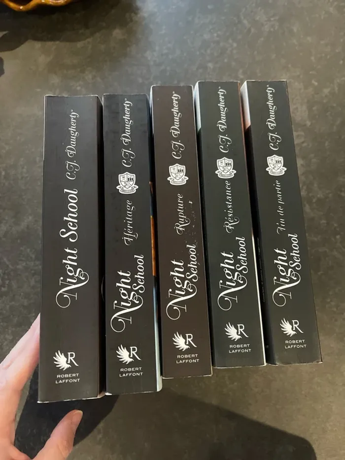 Lot complet Night School – Tomes 1 à 5 – C.J. Daugherty - photo numéro 3