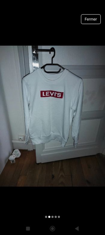 Pulls Levi's