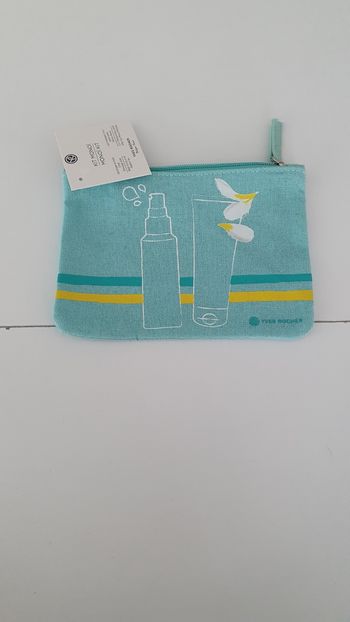 Petite trousse turquoise neuve