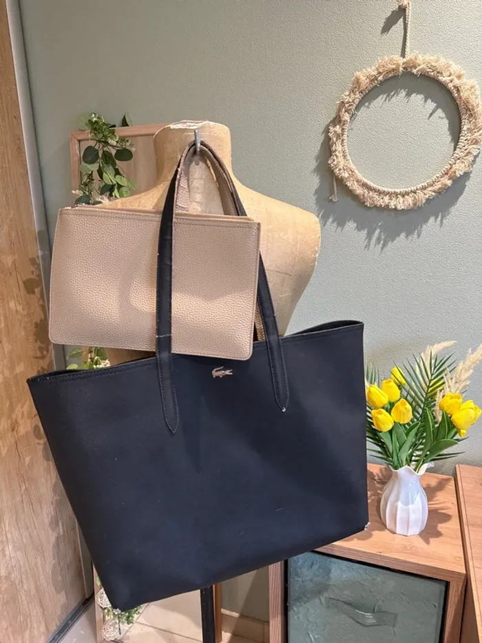 Joli sac pour la rentrée  Lacoste réversible avec pochette assortie beige