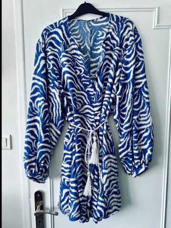 Robe courte manches longues oversize avec ceinture bleu blanc taille M