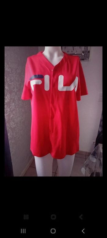 T shirt fila noté xs mais peut convenir à un s