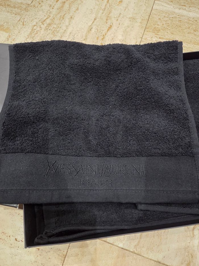 lot neuf de 2 serviettes Yves Saint Laurent Beauté. - photo numéro 2