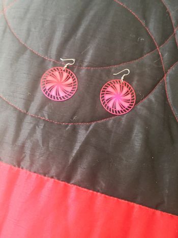 Boucle d'oreille fushia