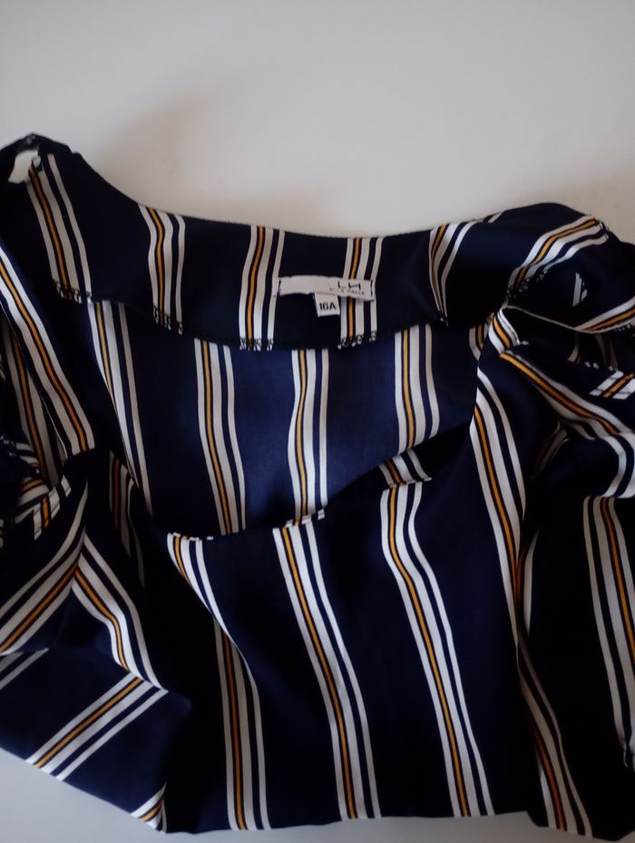 Dessus chemisier.16 ans . Manches courtes. Épaules dénudées. Polyester . Marine ,blanc et jaune .La Halle. Neuf - photo numéro 7