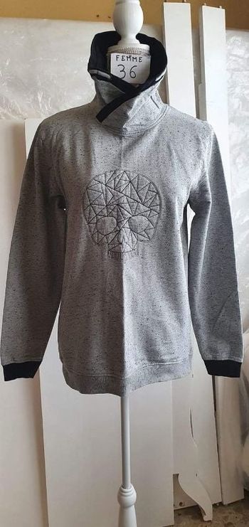 Sweat-shirt, gris, en coton & polyester, en très très bon état, longueur 63cm, marque Tissaïa =4€
