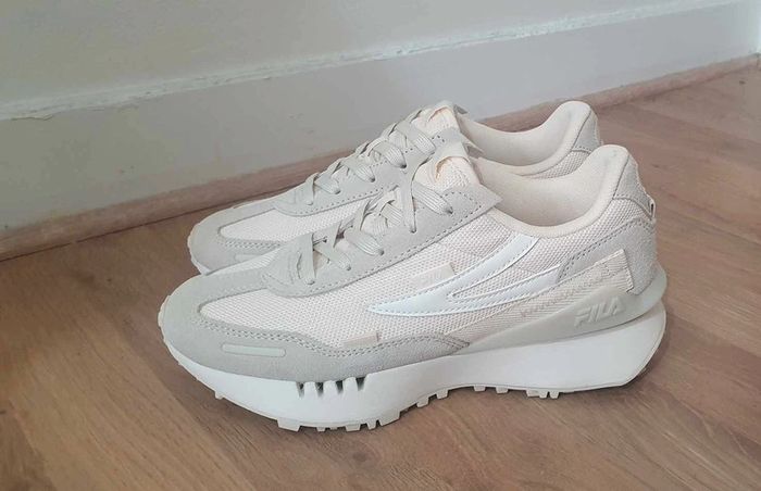 Baskets Fila beige/écru et blanc neuves jamais portées taille 37 - photo numéro 2