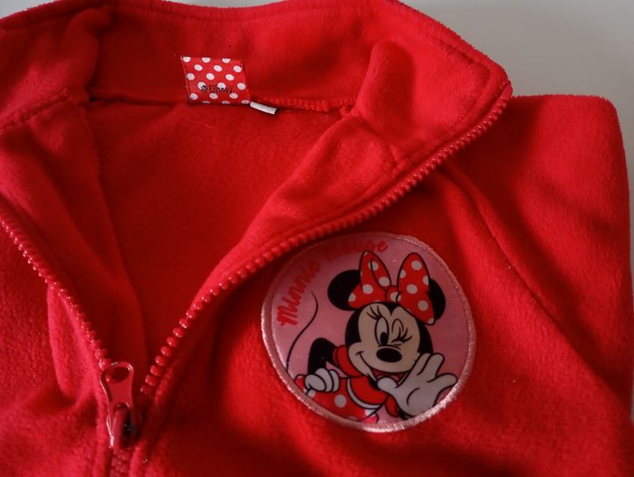 Gilet polaire rouge. 5 ans . Polyester. 2 poches et fermeture éclair métal.Disney Minnie. Très bon état - photo numéro 8