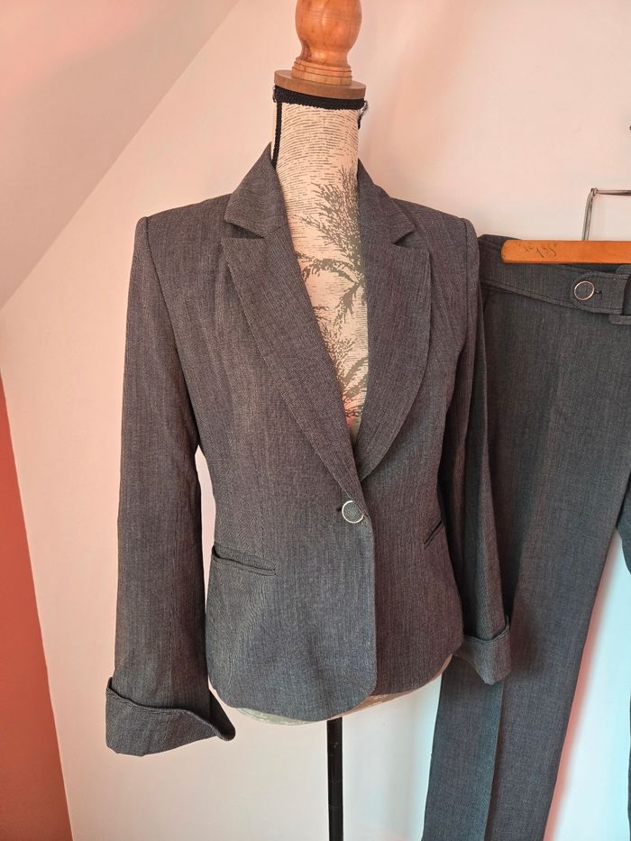 Tailleur pantalon Sinéquanone – Élégance intemporelle en gris anthracite - photo numéro 2