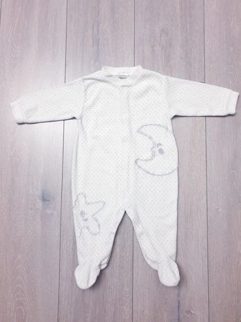 Pyjama blanc et gris étoile.  Garçon ou fille 9 mois.