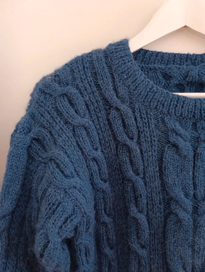 Pull bleu en laine torsadé doux et fluffy - photo numéro 3