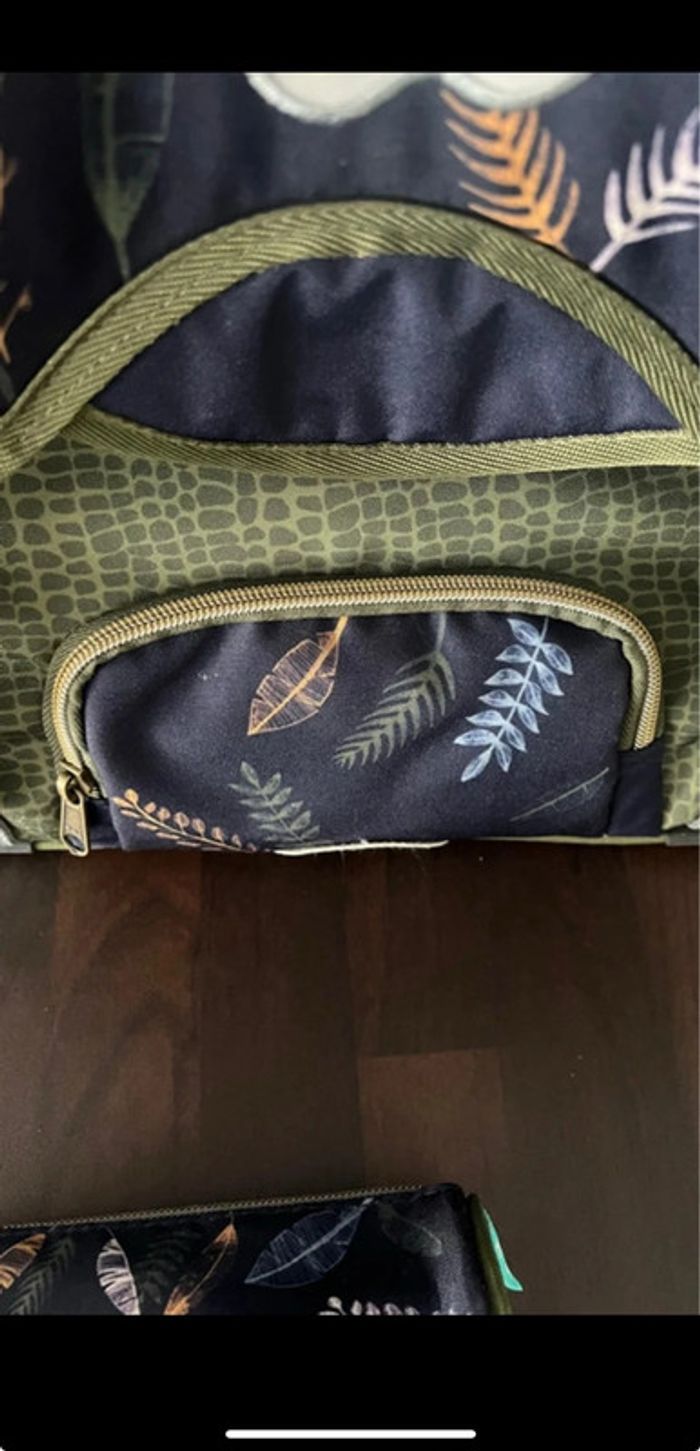 Cartable dinosaure avec trousse assortie en très bonne état taille 36 cm pour cp/cel Auchan - photo numéro 4
